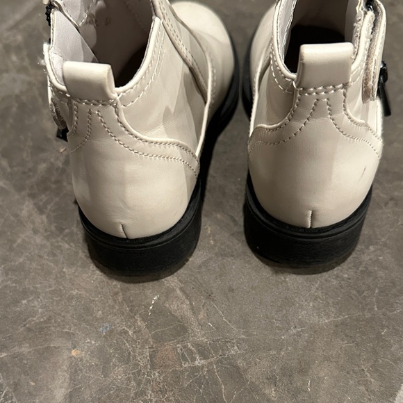 Kids Offwhite  Ankle Boots - Picture 5 of 8